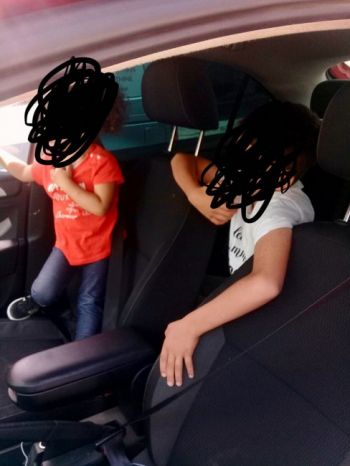 إنقاذ طفلين من الموت اختناقاً داخل مركبة في الخليل
